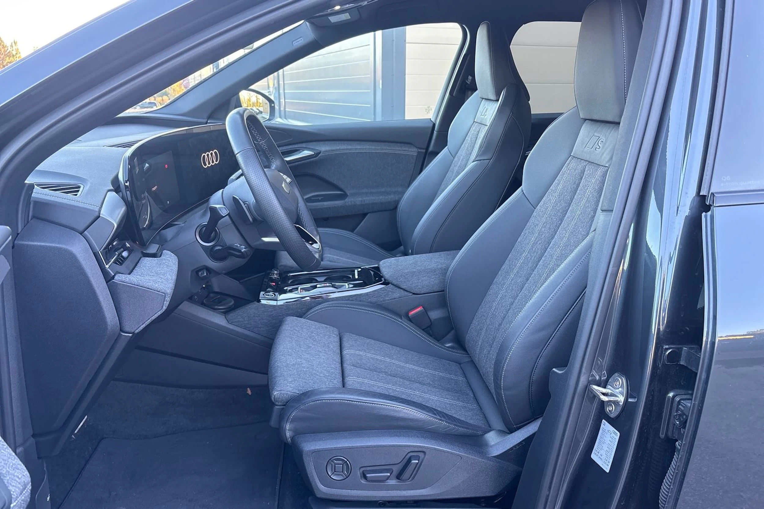met. harmaa Audi Q6 e-tron 2025 kuva 4.