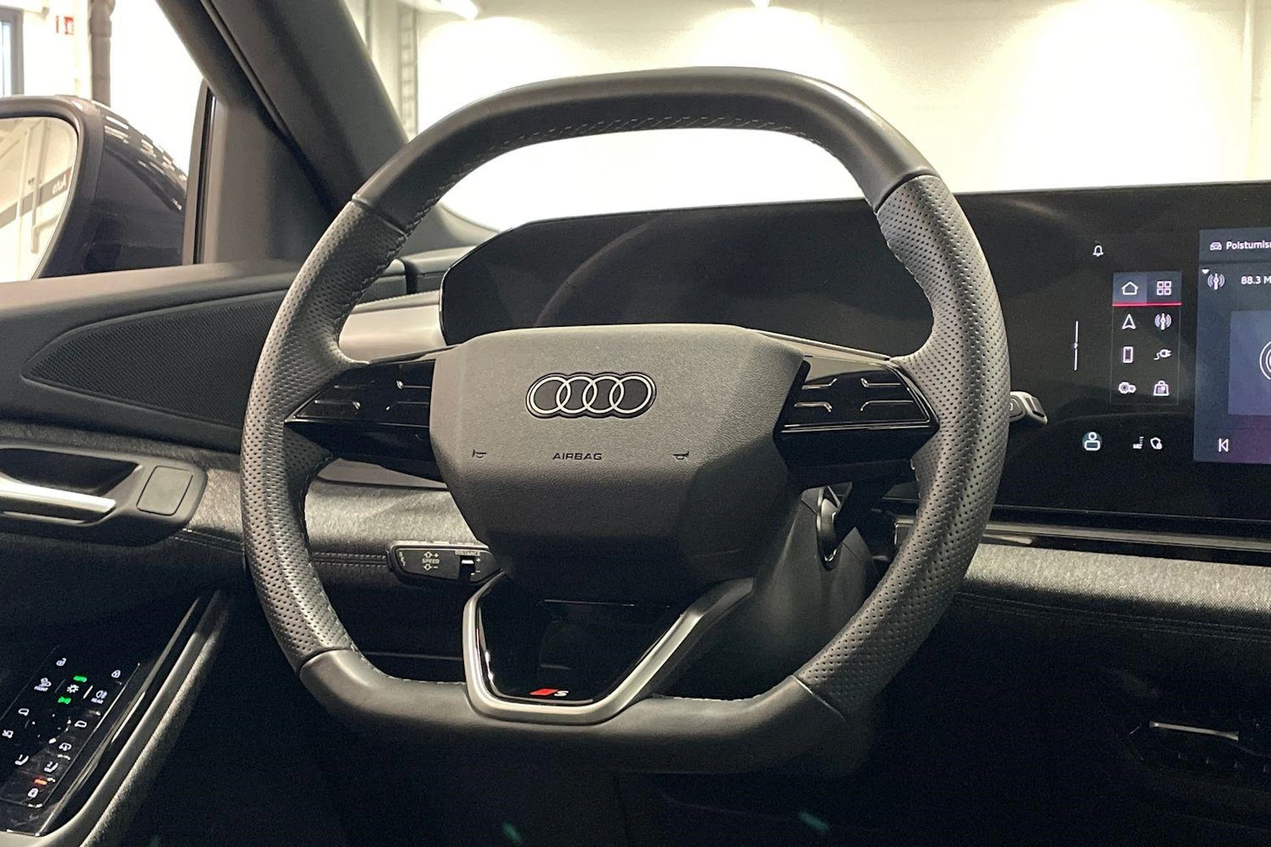 met. harmaa Audi Q6 e-tron 2025 kuva 12.
