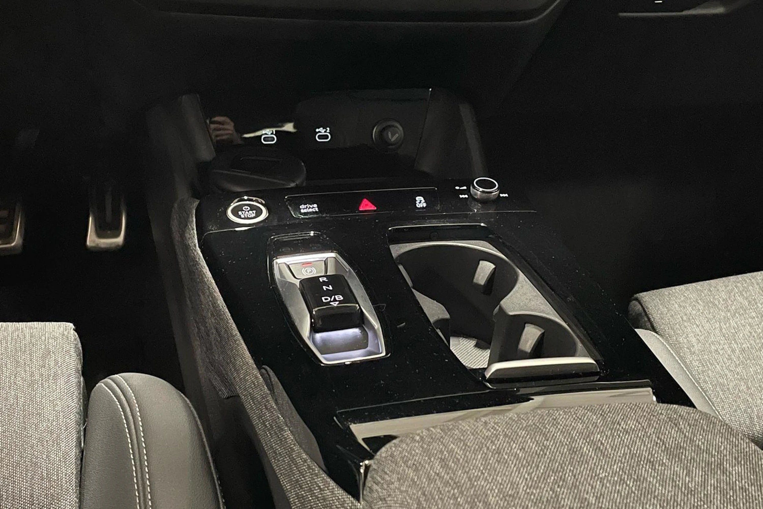met. harmaa Audi Q6 e-tron 2025 kuva 25.