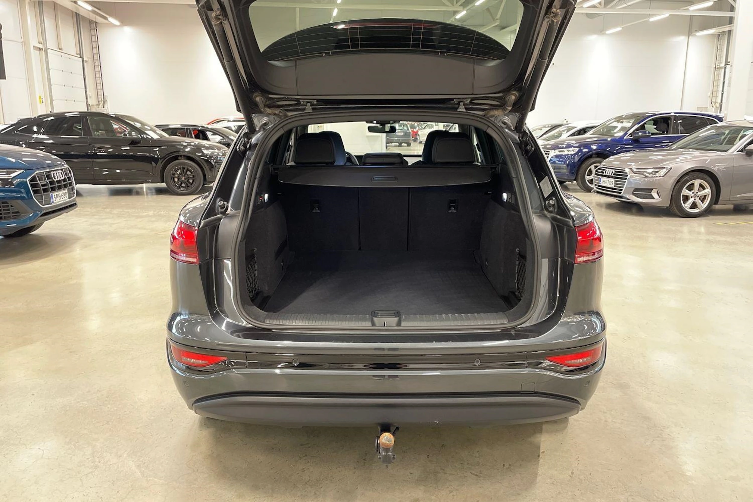 met. harmaa Audi Q6 e-tron 2025 kuva 31.