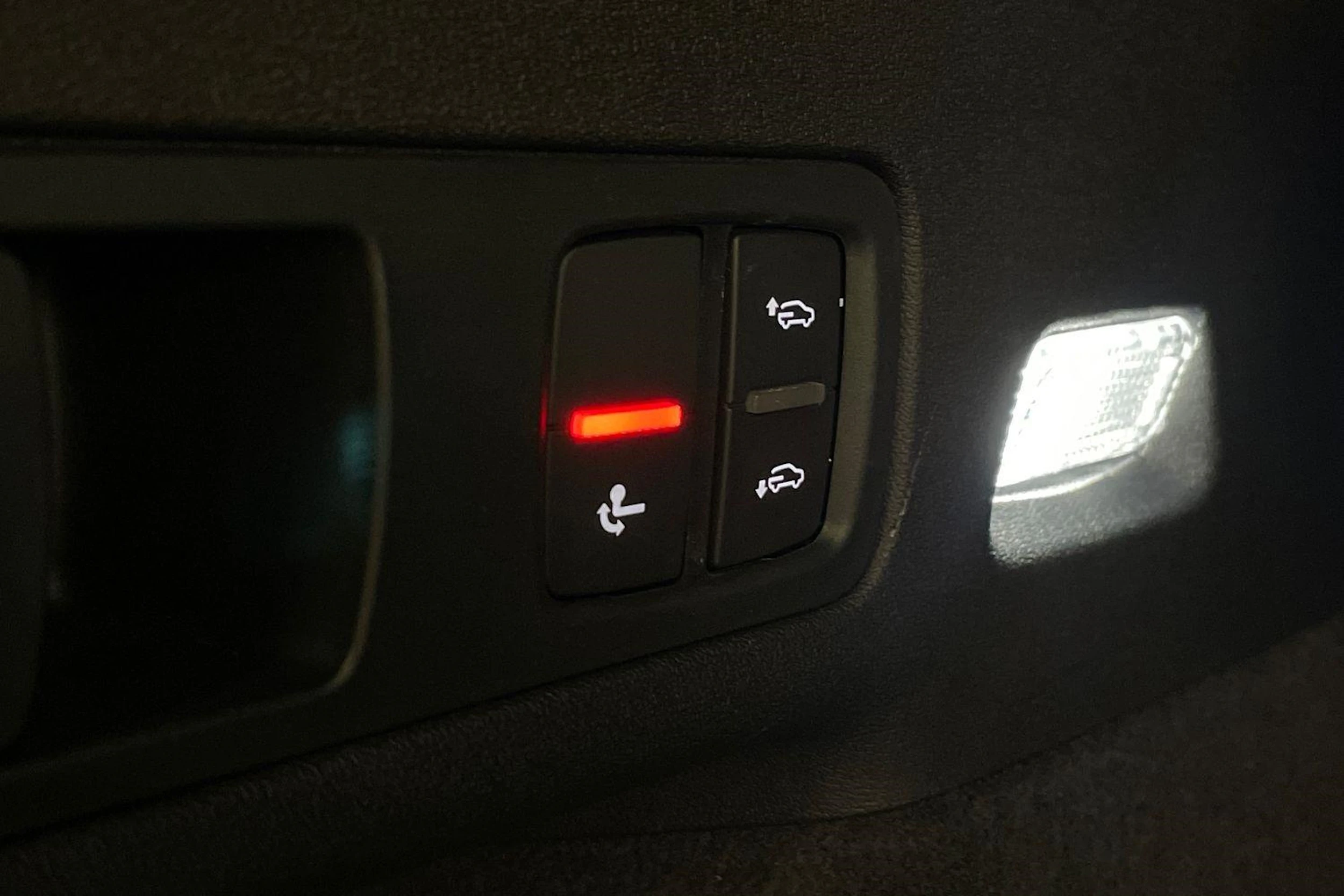 met. harmaa Audi Q6 e-tron 2025 kuva 34.