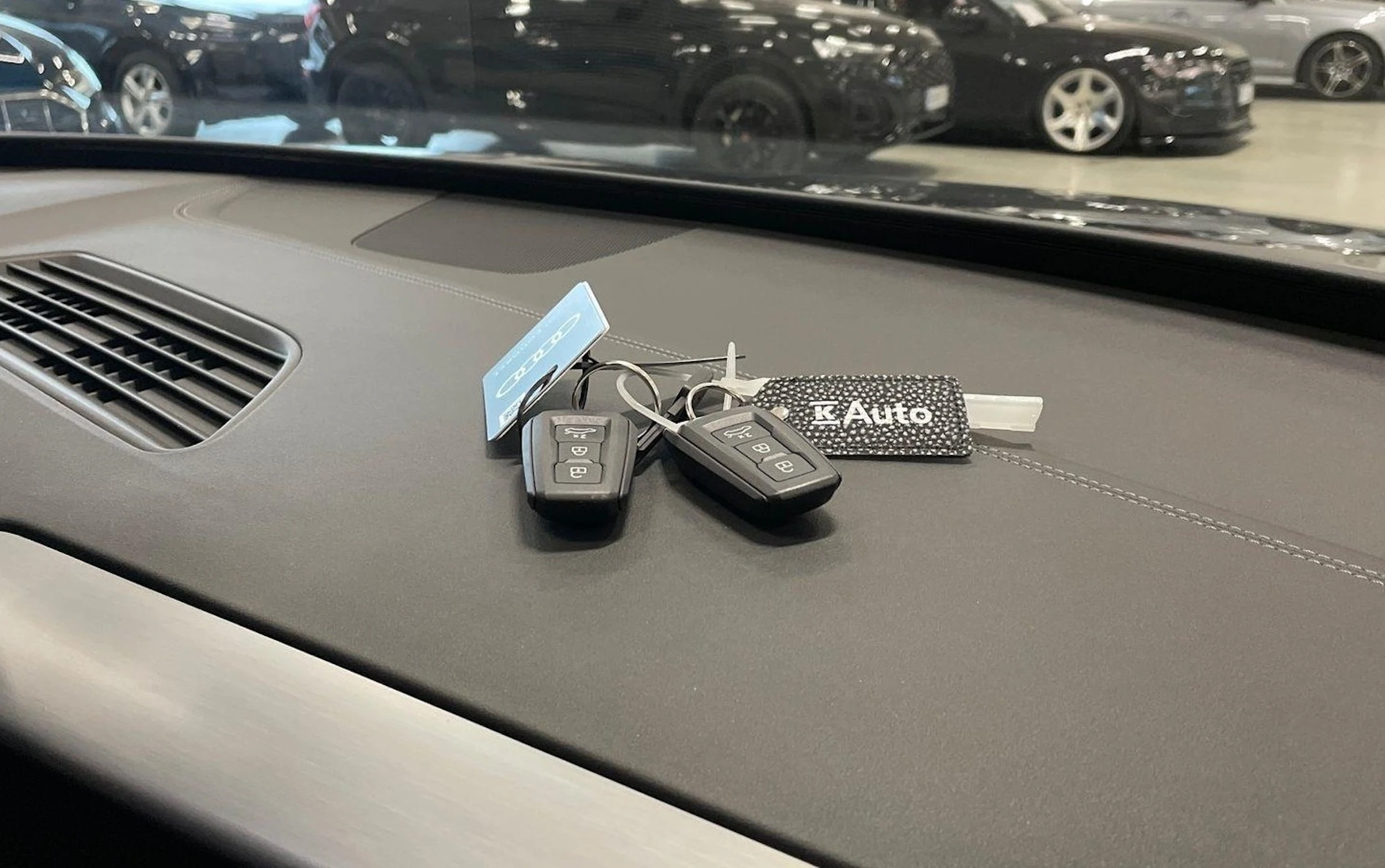 met. harmaa Audi Q6 e-tron 2025 kuva 39.