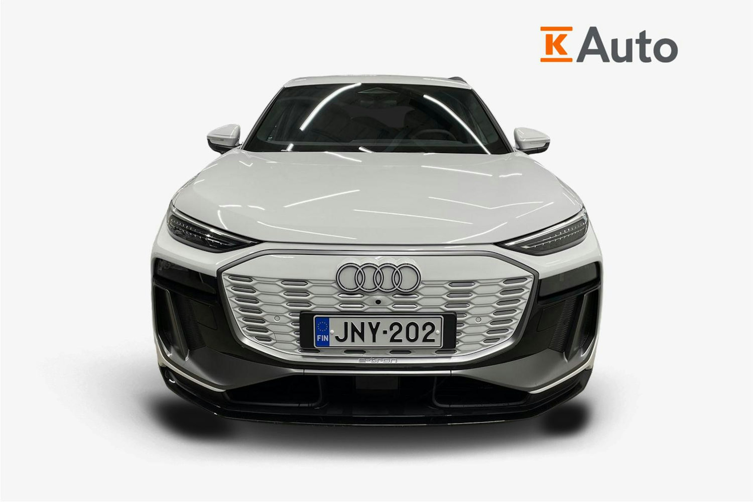 valkoinen Audi Q6 e-tron 2025 kuva 4.