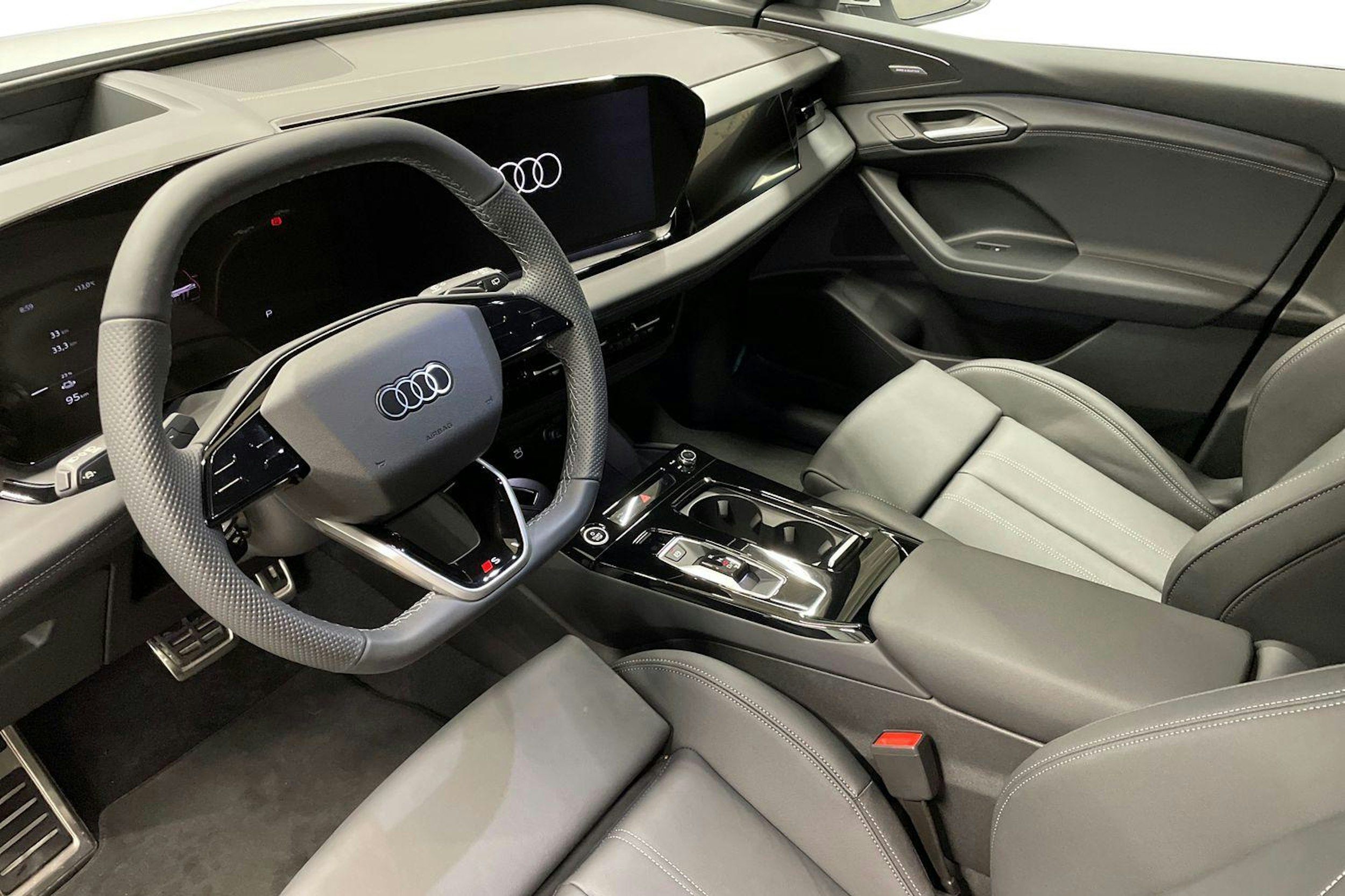 valkoinen Audi Q6 e-tron 2025 kuva 6.