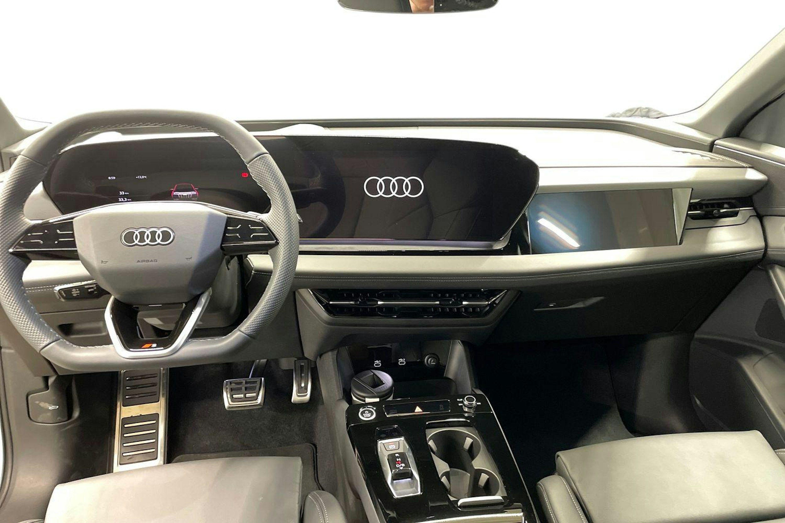 valkoinen Audi Q6 e-tron 2025 kuva 7.
