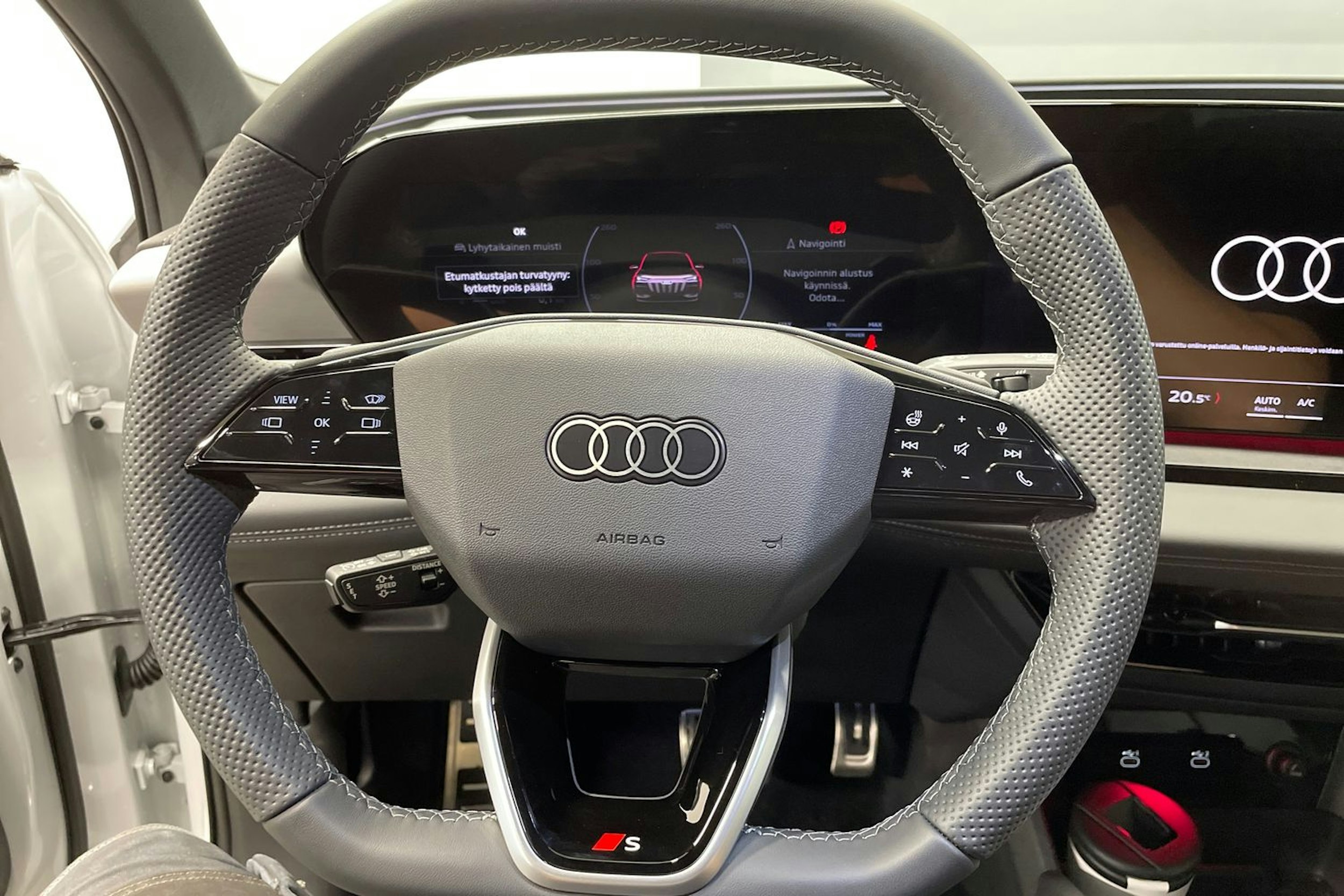 valkoinen Audi Q6 e-tron 2025 kuva 11.