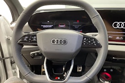 valkoinen Audi Q6 e-tron 2025 kuva 11.