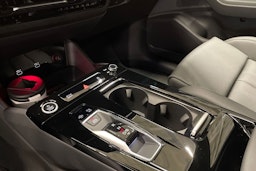valkoinen Audi Q6 e-tron 2025 kuva 13.