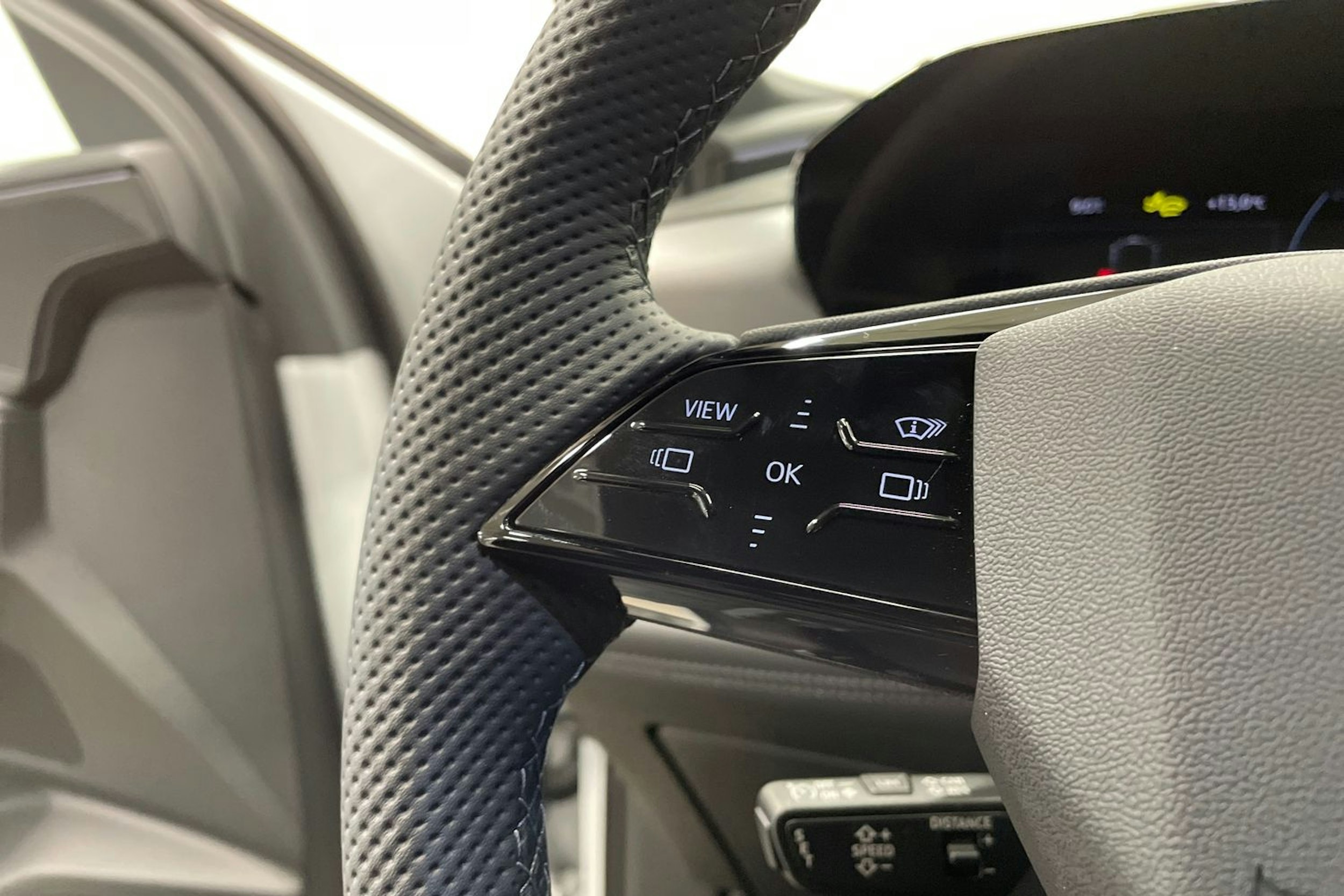 valkoinen Audi Q6 e-tron 2025 kuva 14.