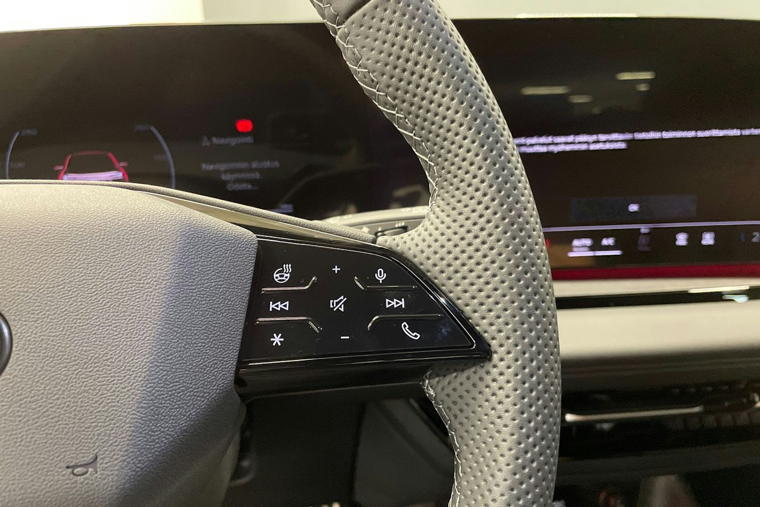 valkoinen Audi Q6 e-tron 2025 kuva 15.