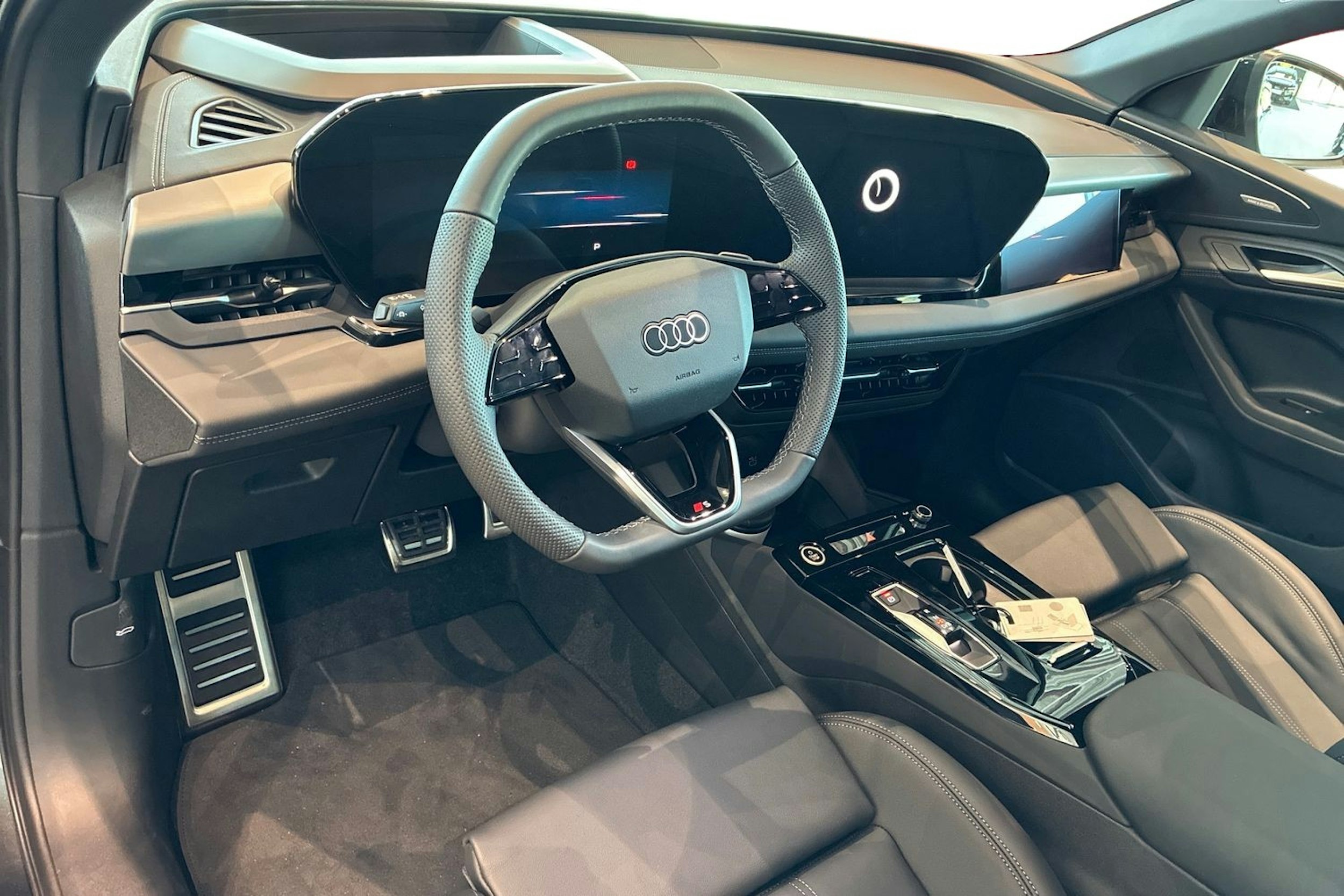 harmaa Audi Q6 e-tron 2025 kuva 6.