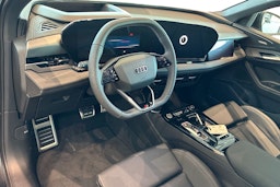 harmaa Audi Q6 e-tron 2025 kuva 6.