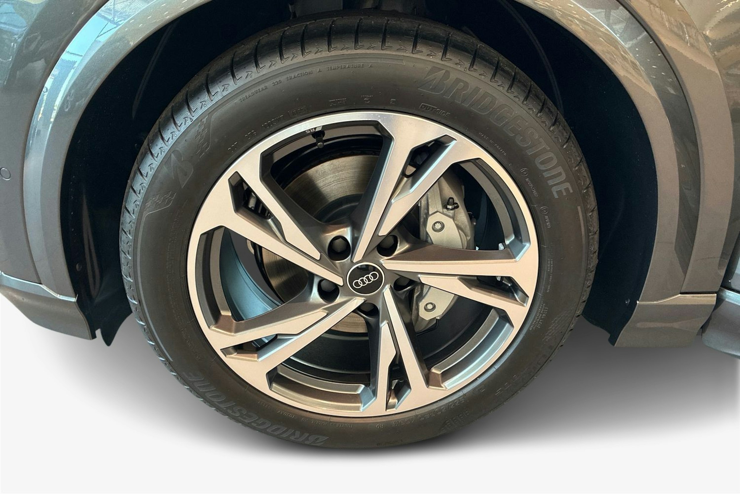harmaa Audi Q6 e-tron 2025 kuva 9.