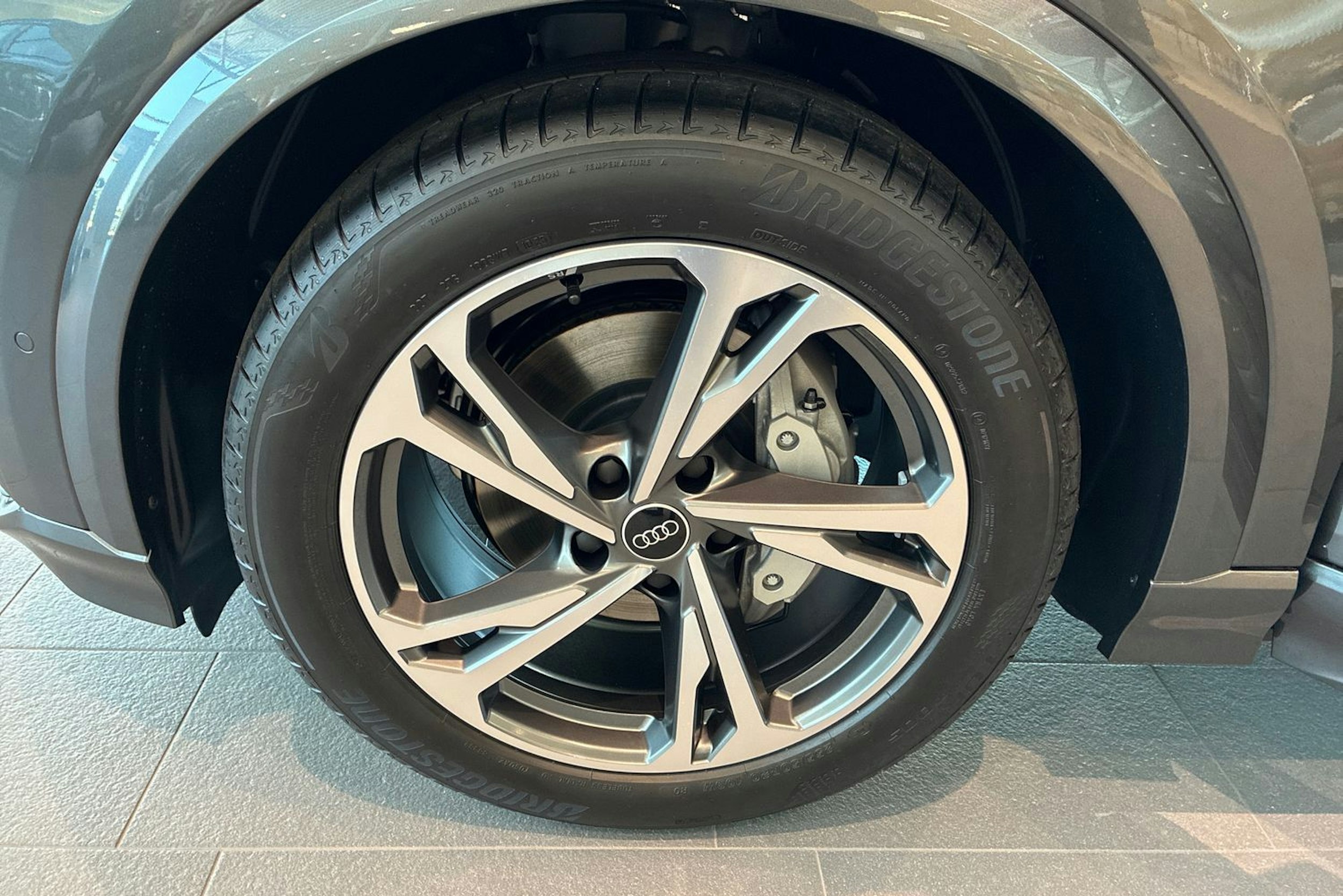 harmaa Audi Q6 e-tron 2025 kuva 10.