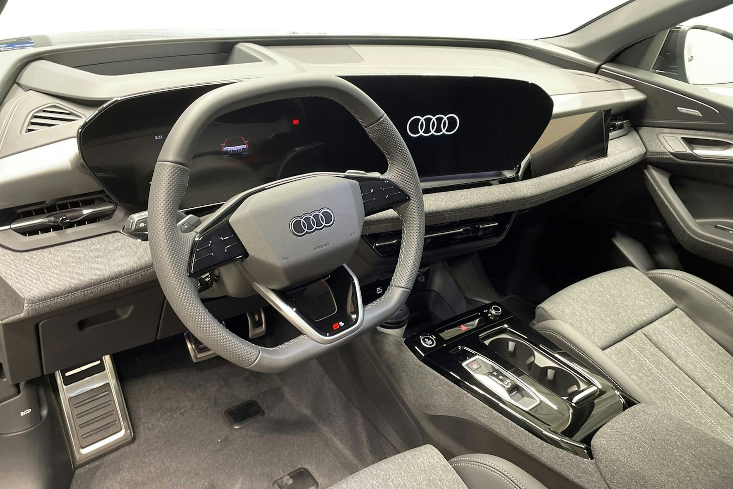 musta Audi Q6 e-tron 2025 kuva 6.