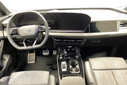 musta Audi Q6 e-tron 2025 kuva 7.