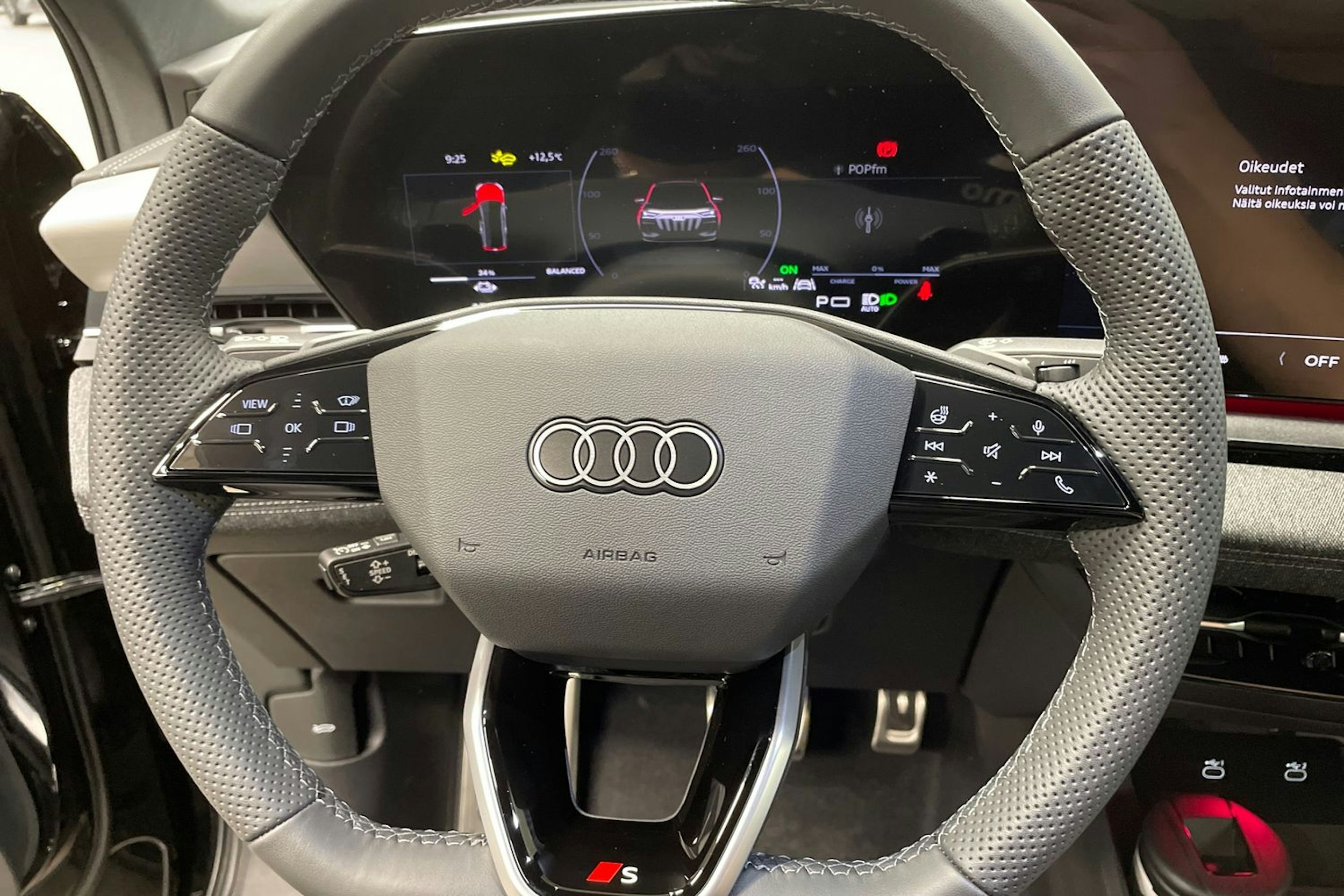 musta Audi Q6 e-tron 2025 kuva 11.