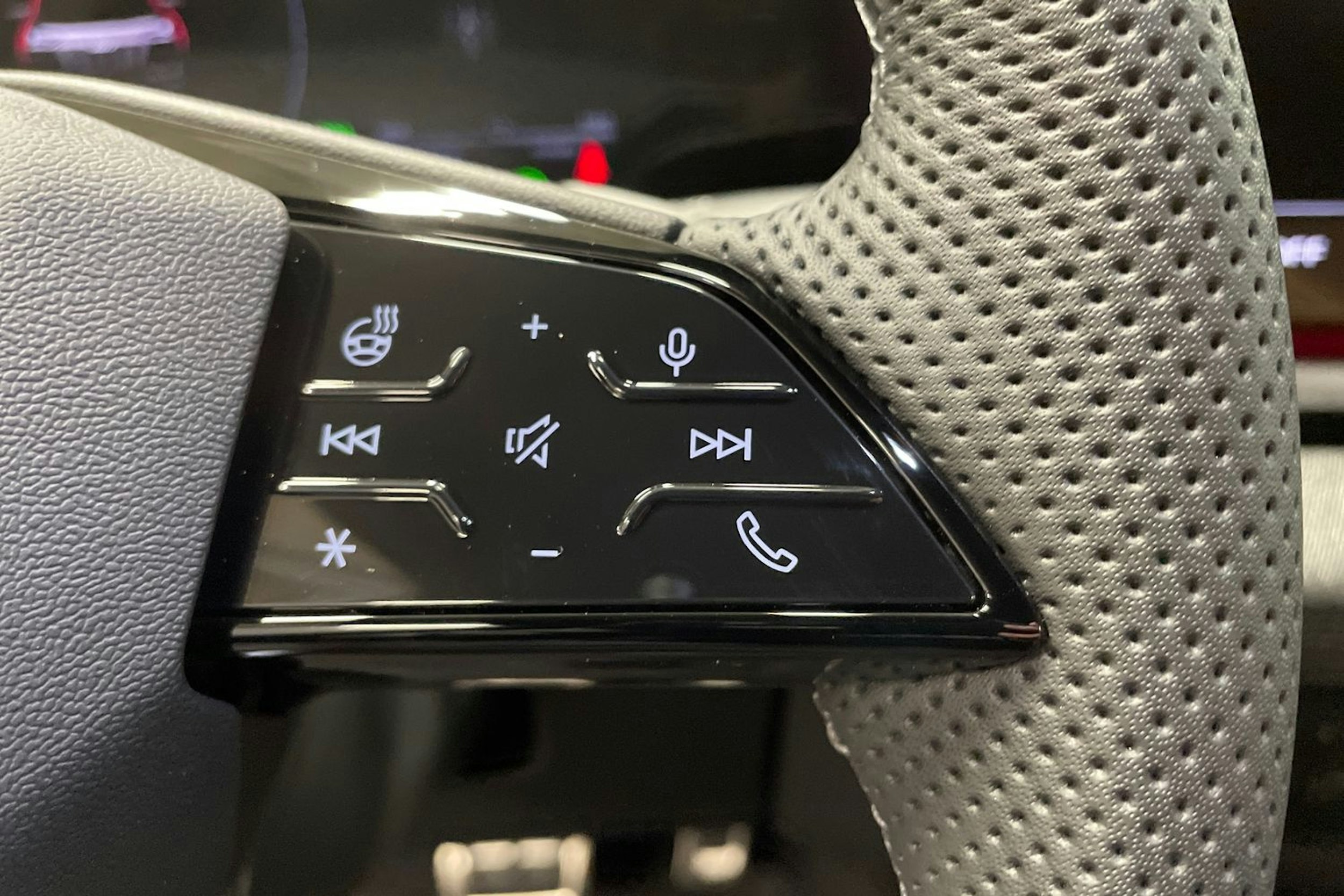 musta Audi Q6 e-tron 2025 kuva 12.