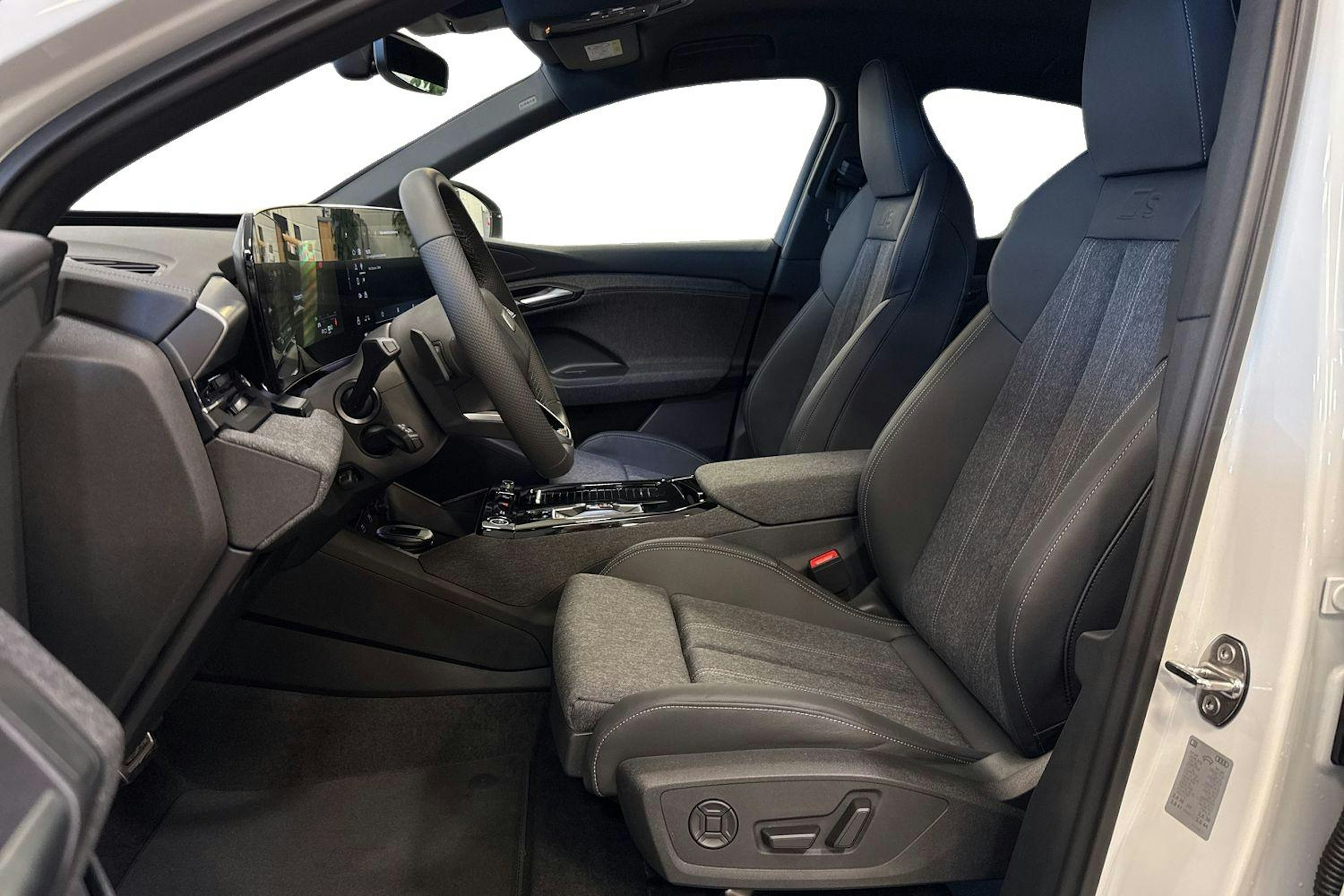 met. valkoinen Audi Q6 e-tron 2025 kuva 11.