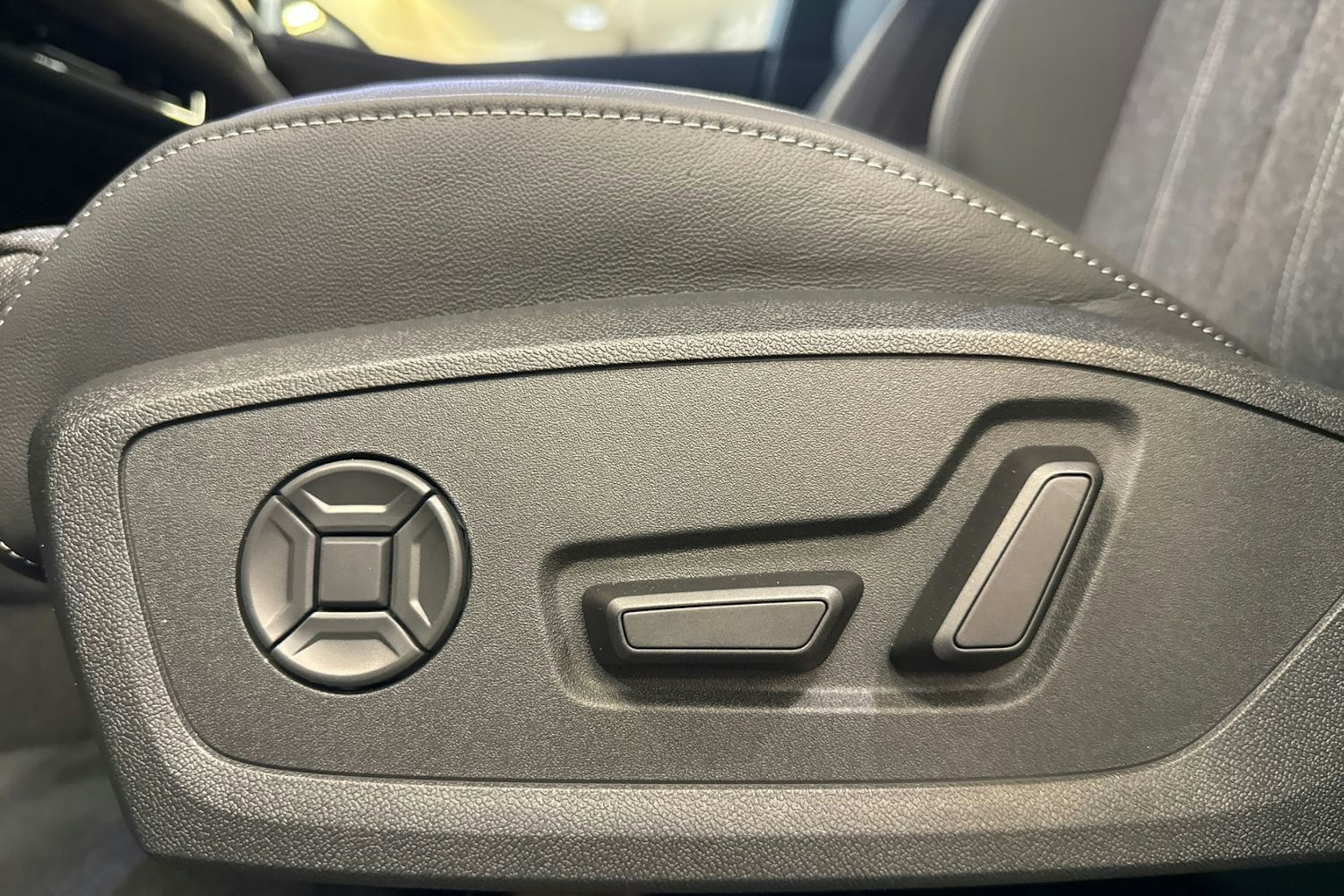 met. valkoinen Audi Q6 e-tron 2025 kuva 14.