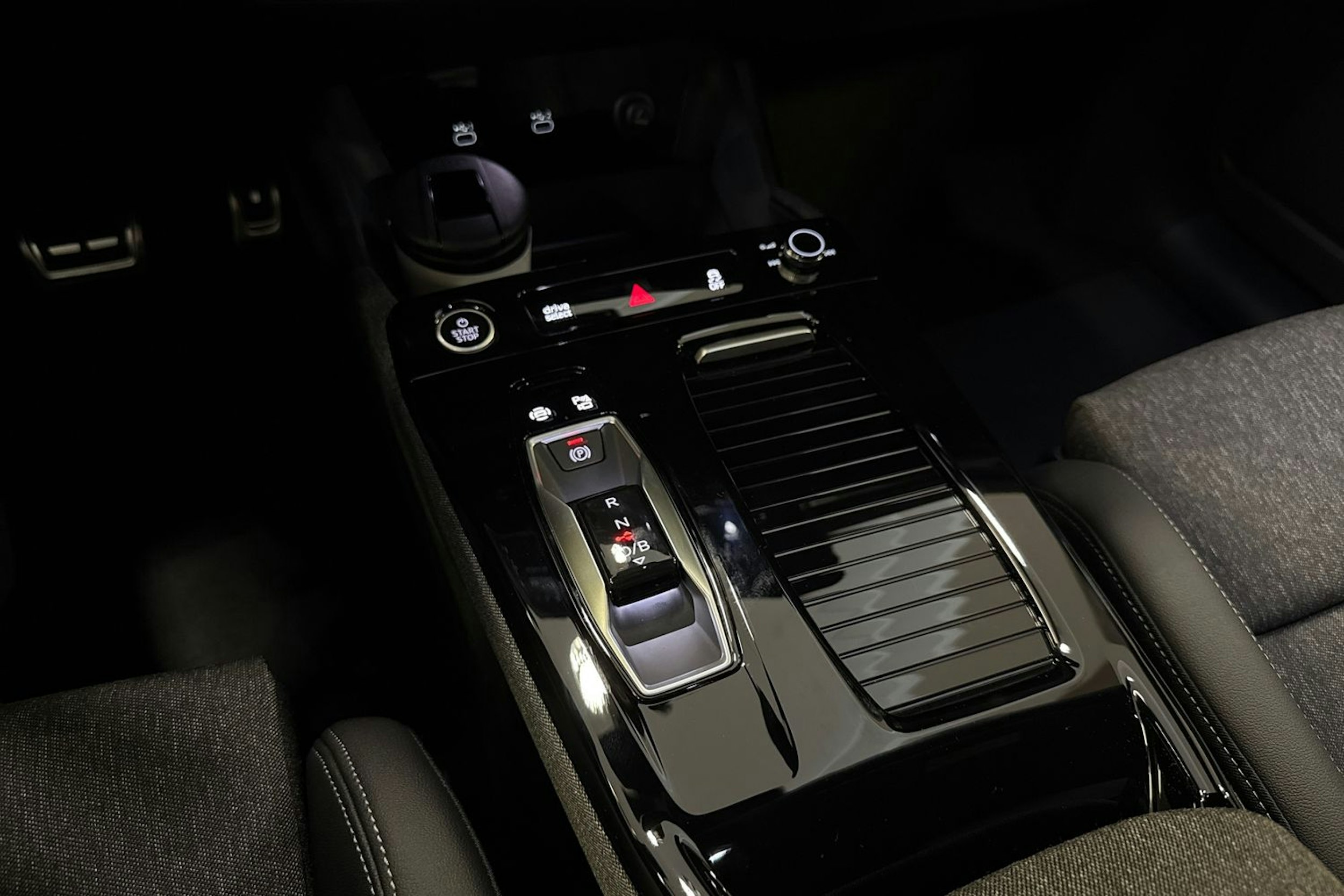 met. valkoinen Audi Q6 e-tron 2025 kuva 19.