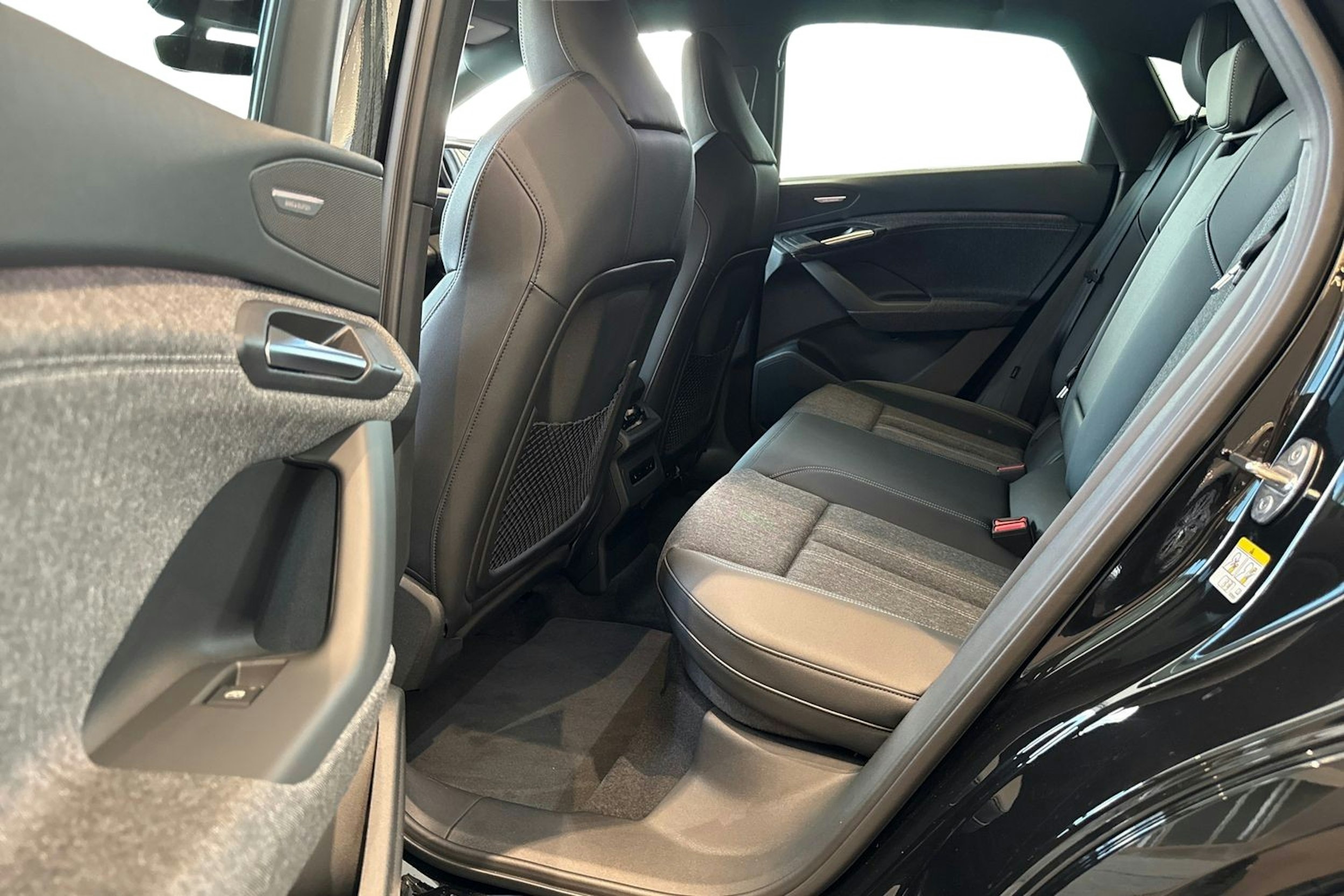 musta Audi Q6 e-tron 2025 kuva 8.