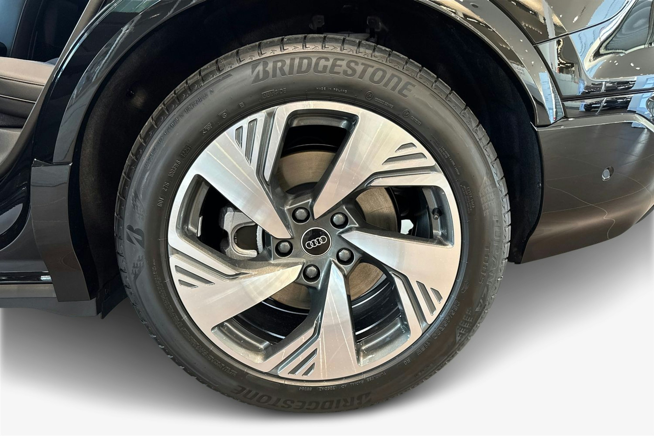musta Audi Q6 e-tron 2025 kuva 9.