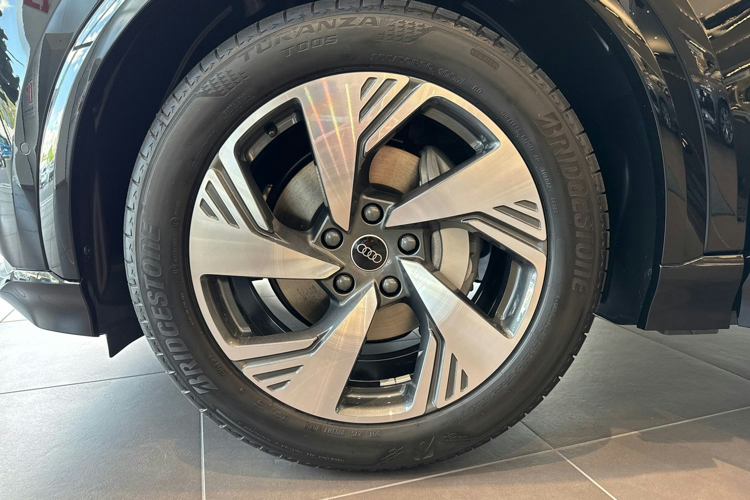 musta Audi Q6 e-tron 2025 kuva 10.