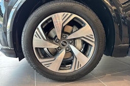 musta Audi Q6 e-tron 2025 kuva 10.