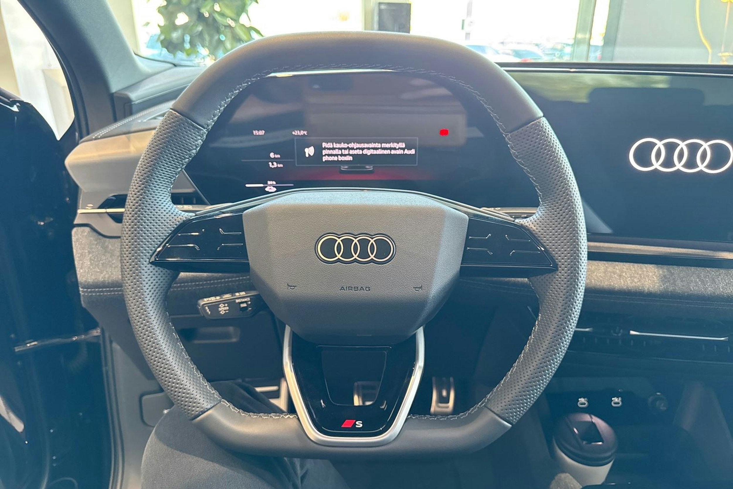 musta Audi Q6 e-tron 2025 kuva 11.