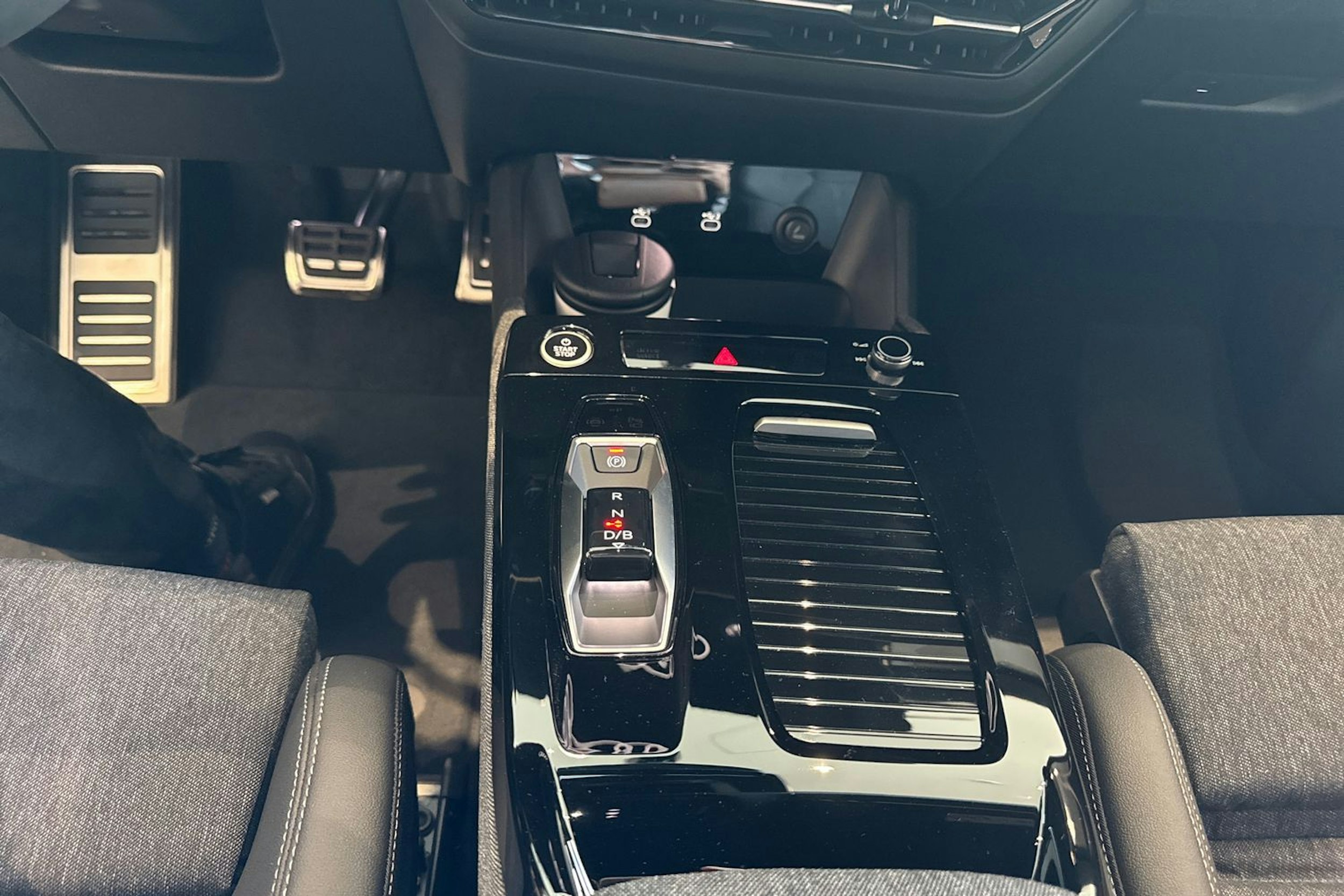musta Audi Q6 e-tron 2025 kuva 12.