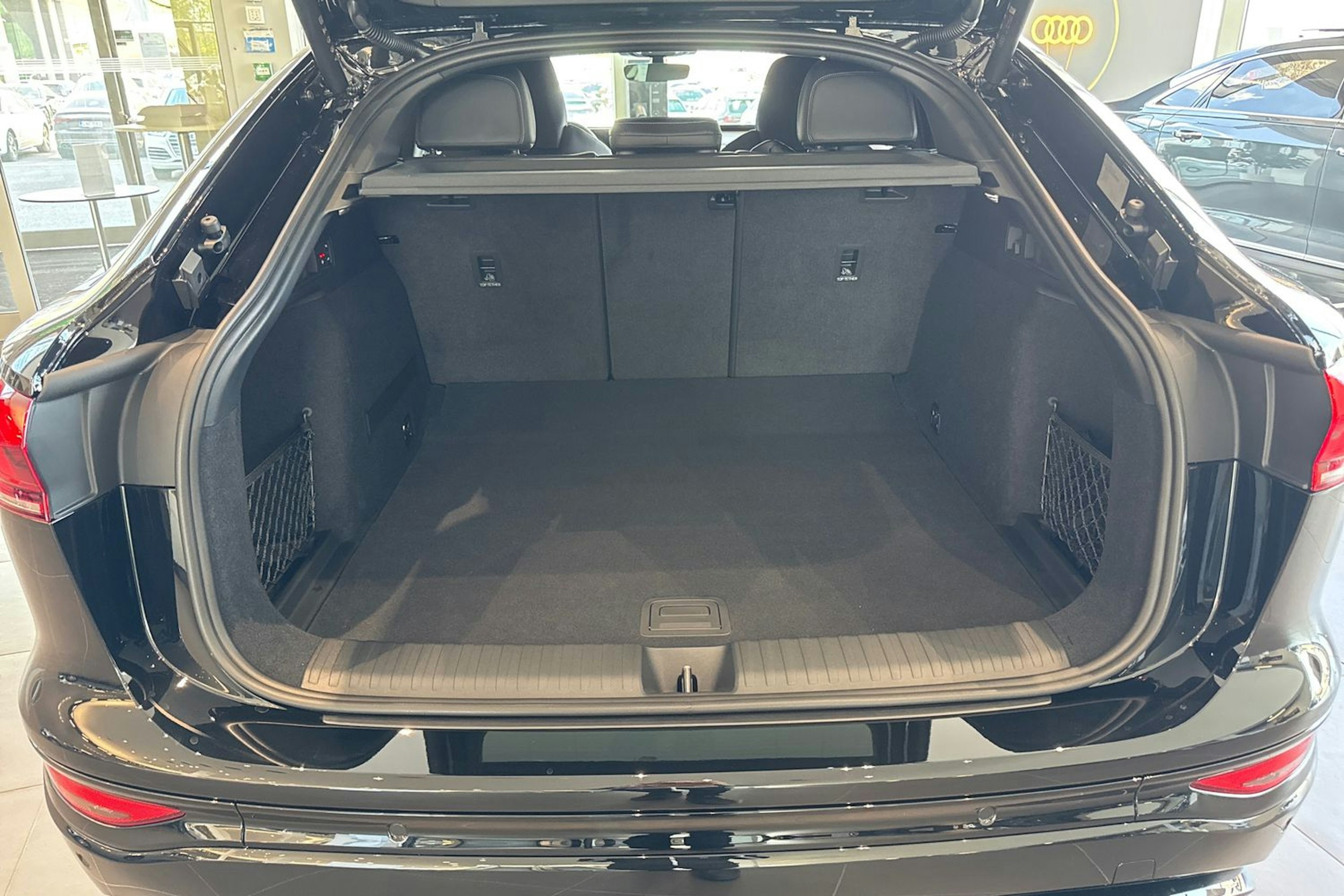 musta Audi Q6 e-tron 2025 kuva 15.