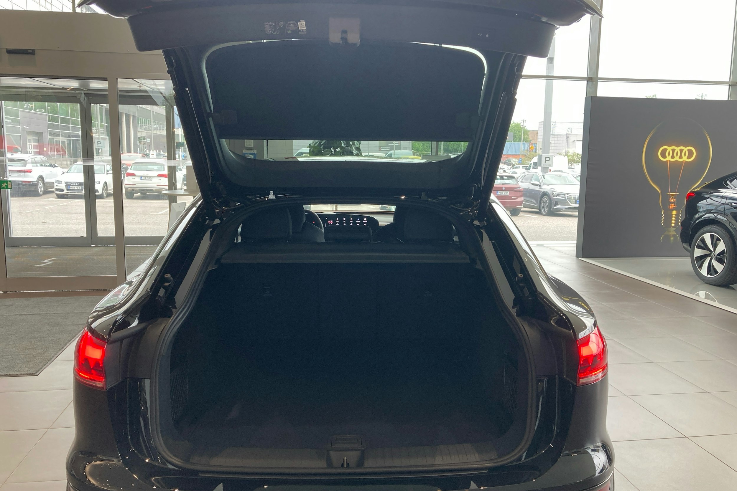 musta Audi Q6 e-tron 2025 kuva 19.