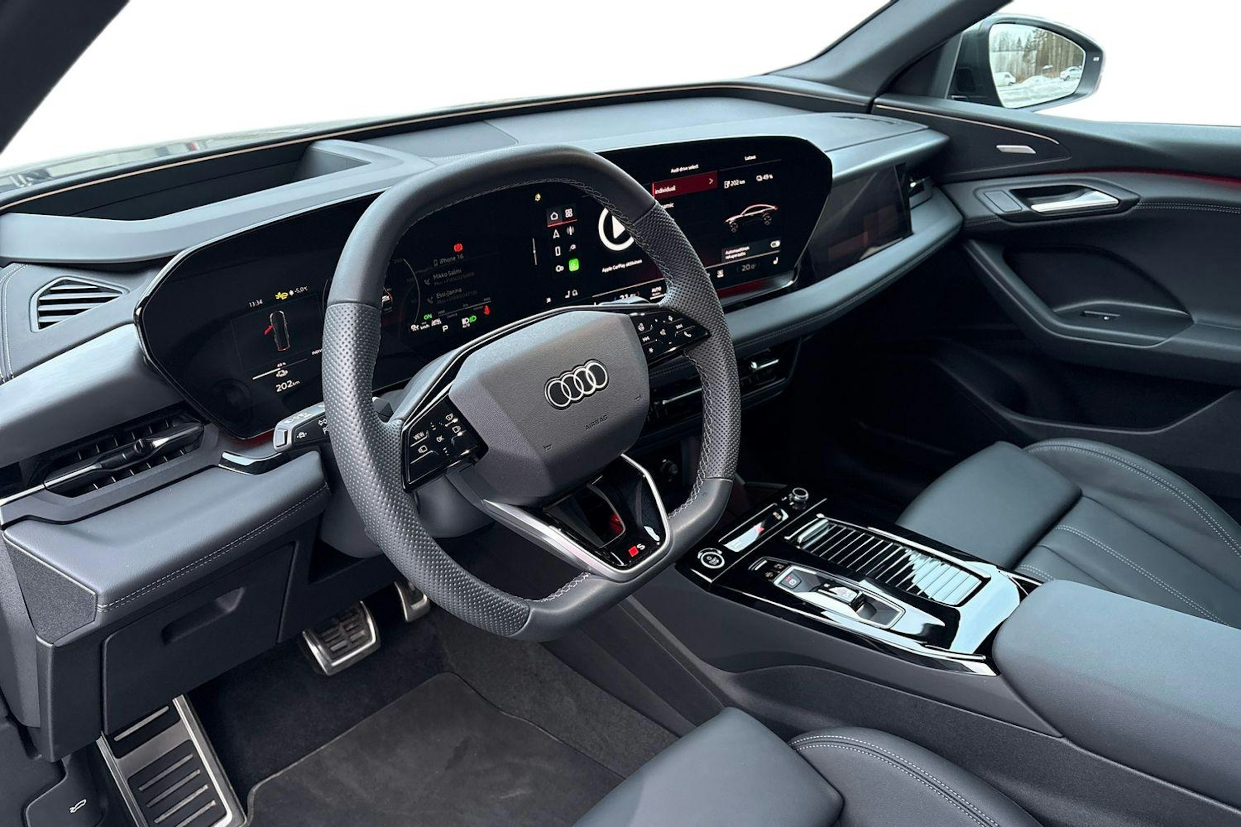 Harmaa Audi Q6 e-tron 2025 kuva 7.