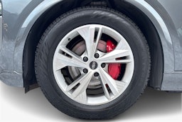 Harmaa Audi Q6 e-tron 2025 kuva 11.