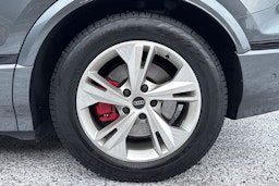 Harmaa Audi Q6 e-tron 2025 kuva 13.