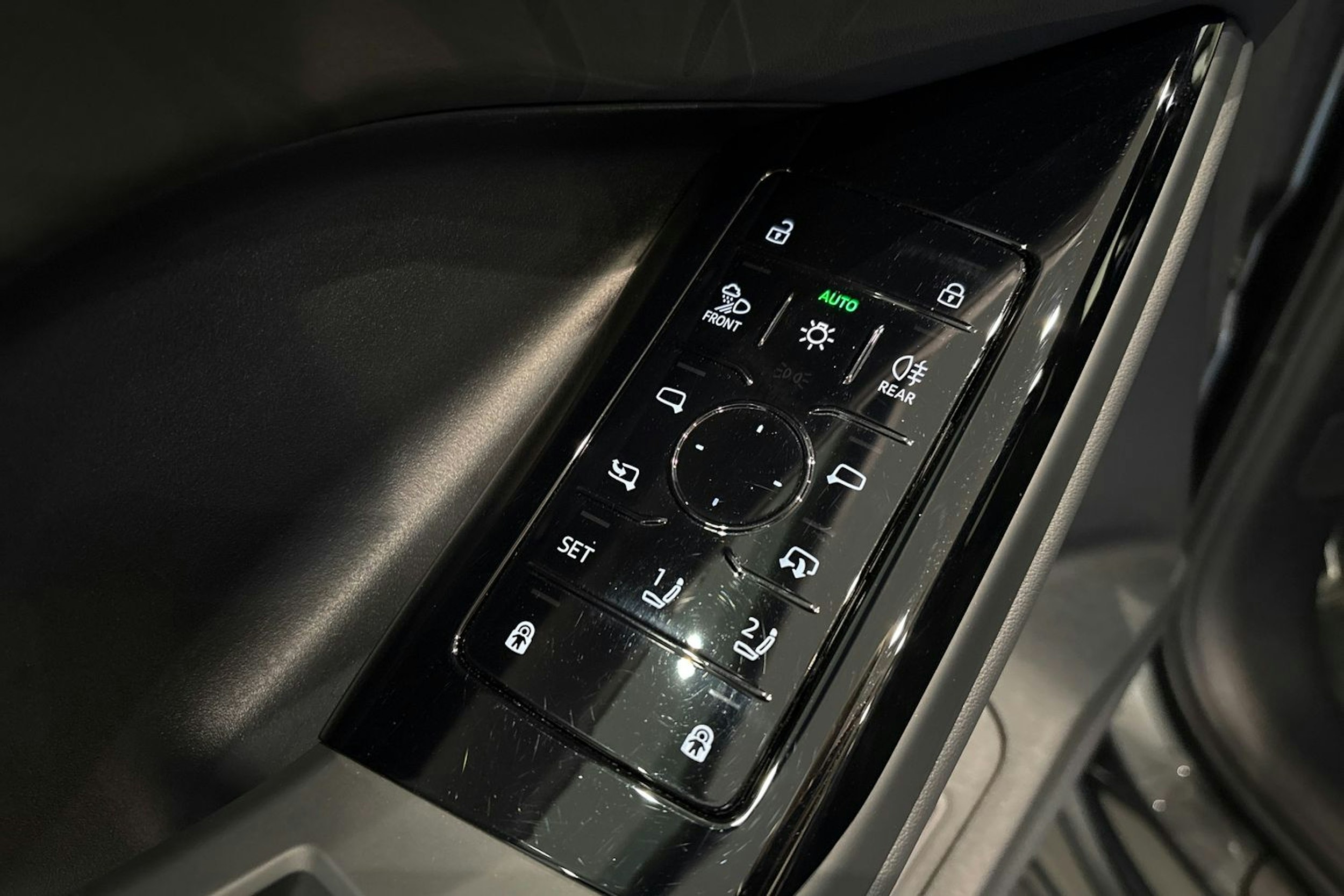 Harmaa Audi Q6 e-tron 2025 kuva 16.