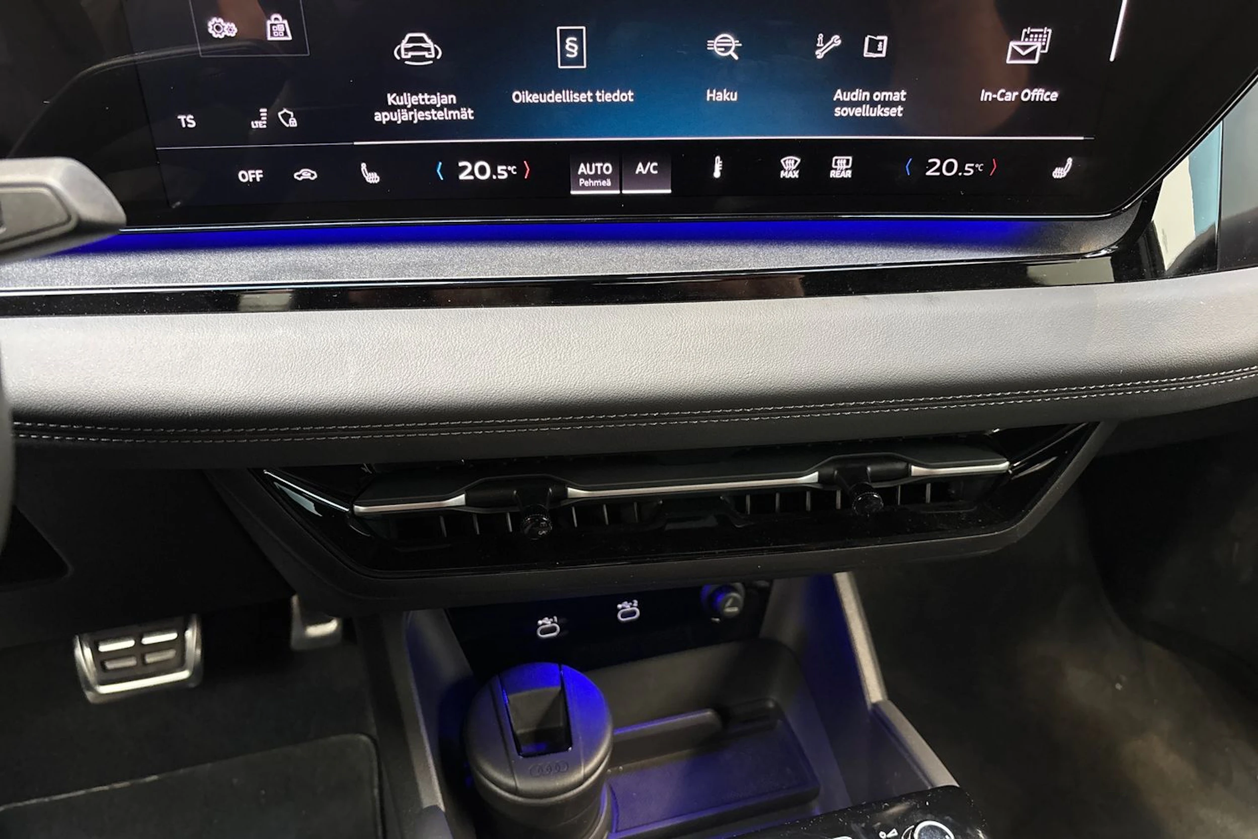 Harmaa Audi Q6 e-tron 2025 kuva 27.