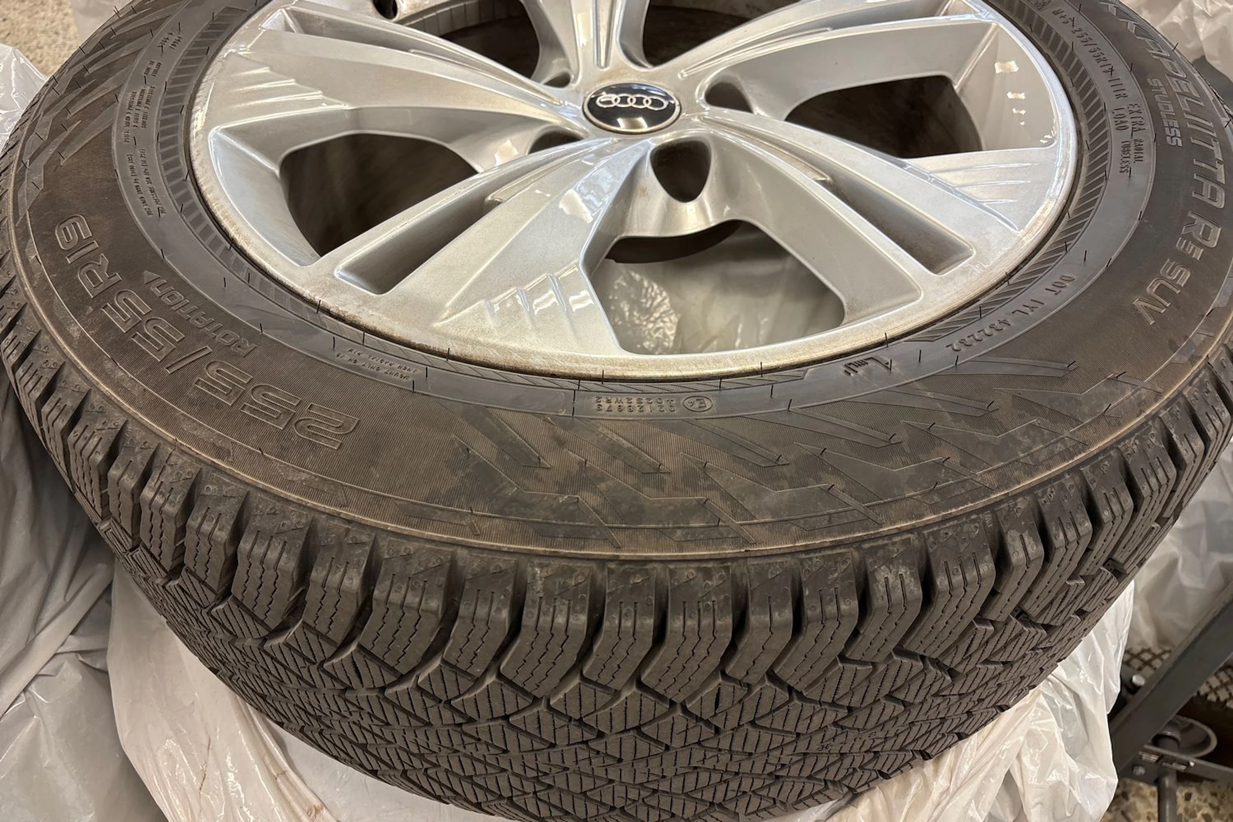 Harmaa Audi Q6 e-tron 2025 kuva 34.