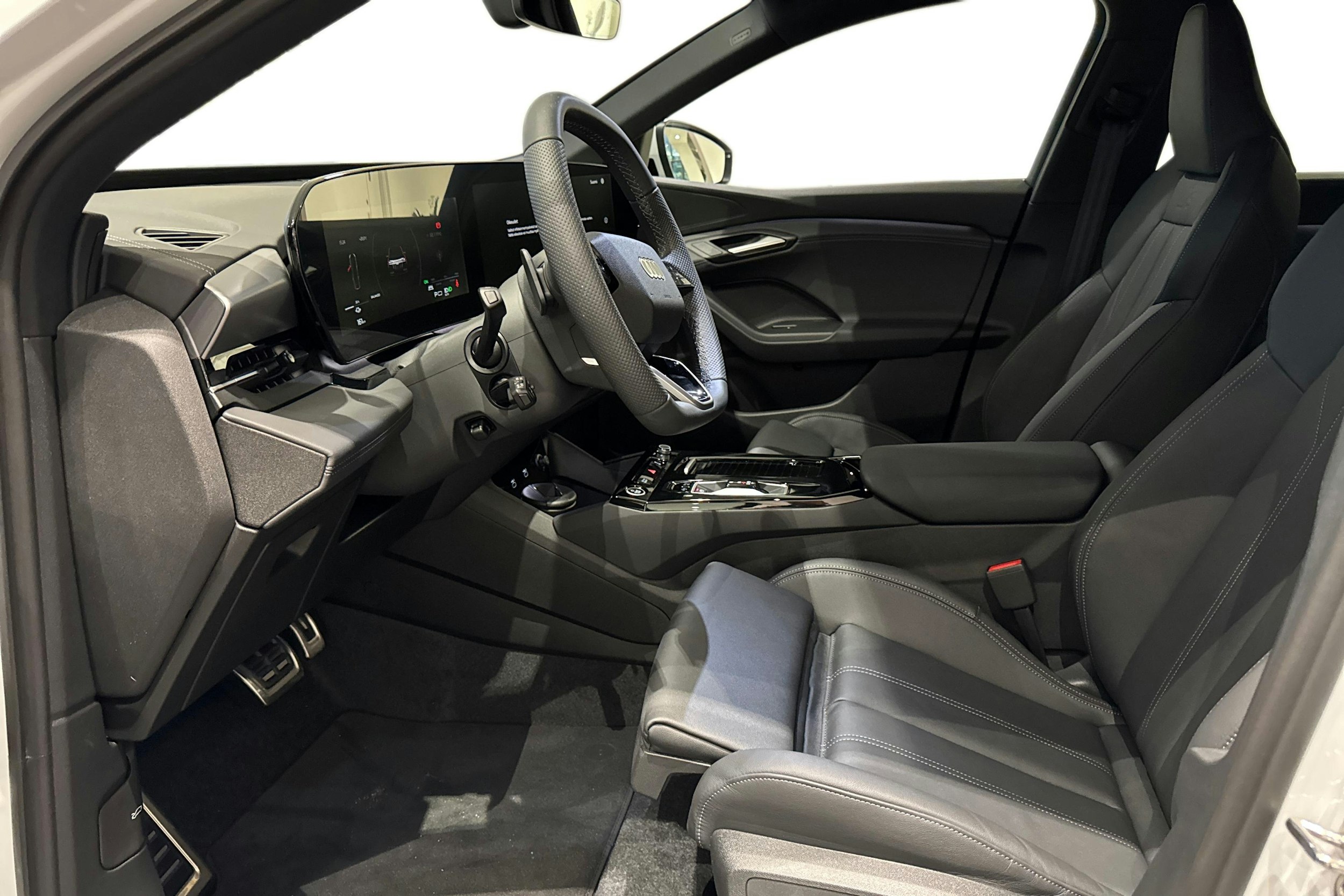 valkoinen Audi Q6 e-tron 2025 kuva 6.