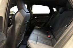 valkoinen Audi Q6 e-tron 2025 kuva 8.