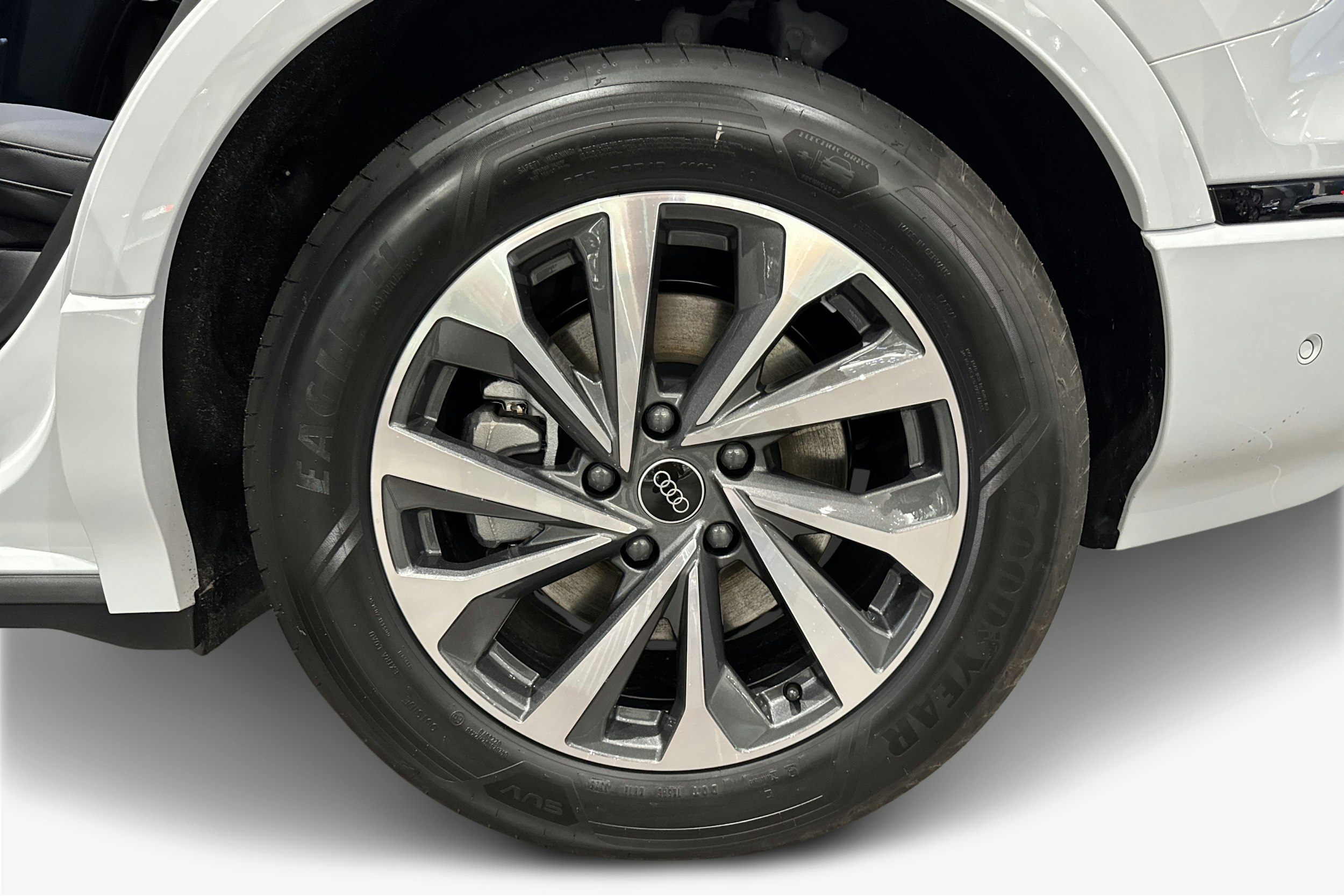 valkoinen Audi Q6 e-tron 2025 kuva 9.