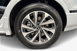 valkoinen Audi Q6 e-tron 2025 kuva 9.