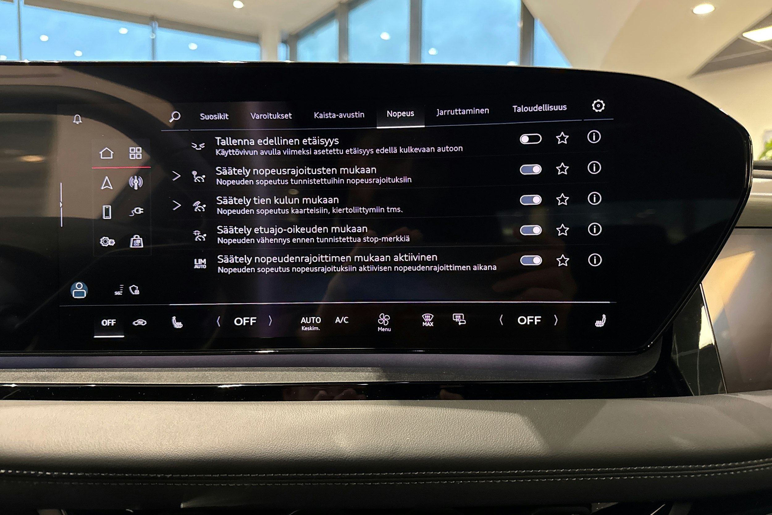 valkoinen Audi Q6 e-tron 2025 kuva 11.