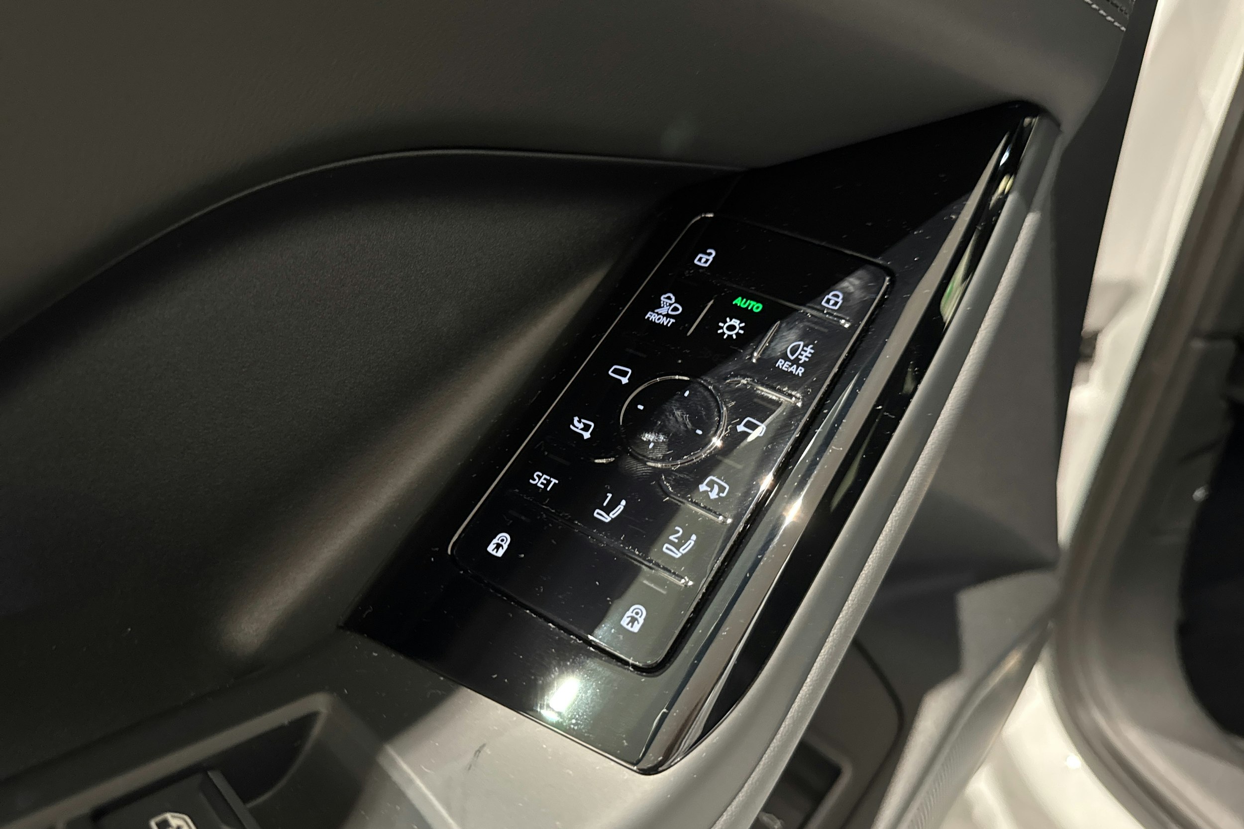 valkoinen Audi Q6 e-tron 2025 kuva 14.