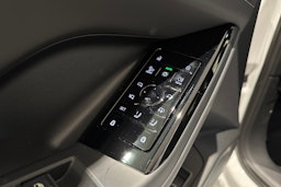 valkoinen Audi Q6 e-tron 2025 kuva 14.