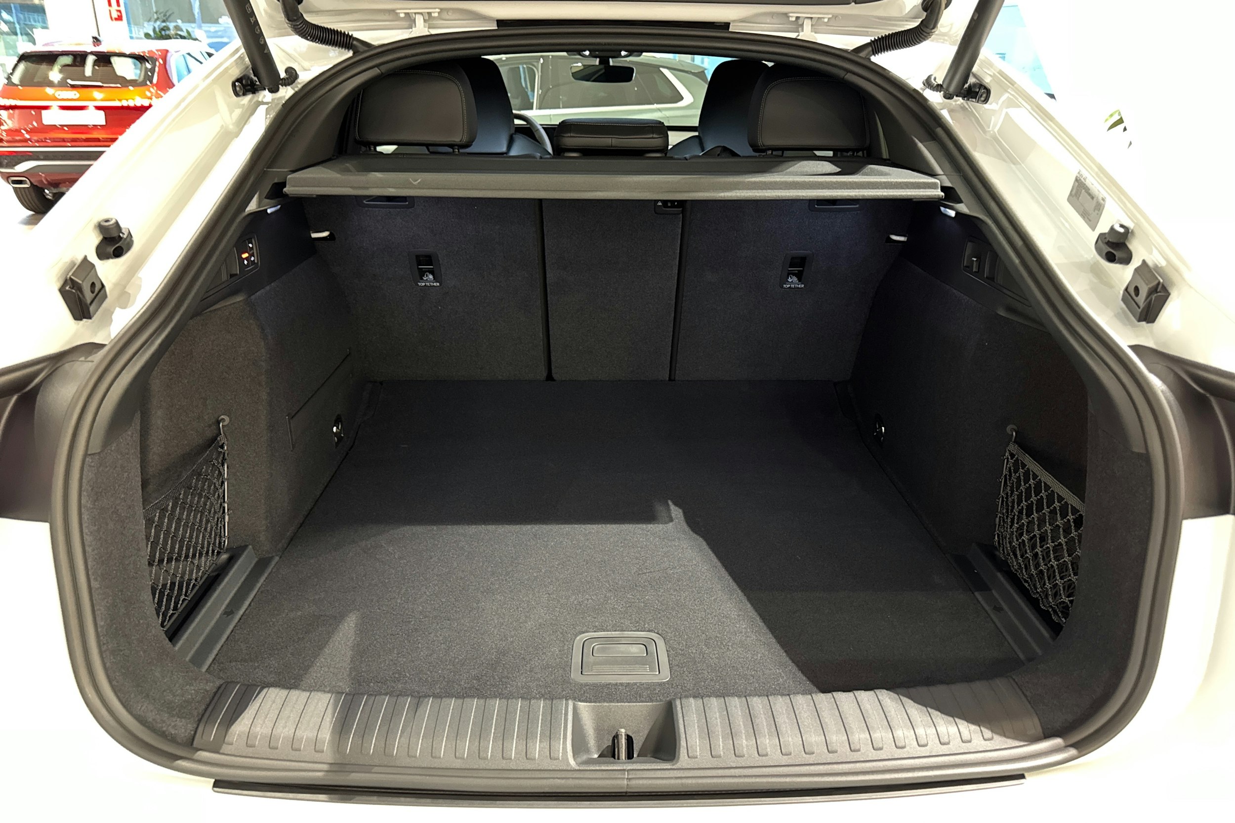 valkoinen Audi Q6 e-tron 2025 kuva 15.