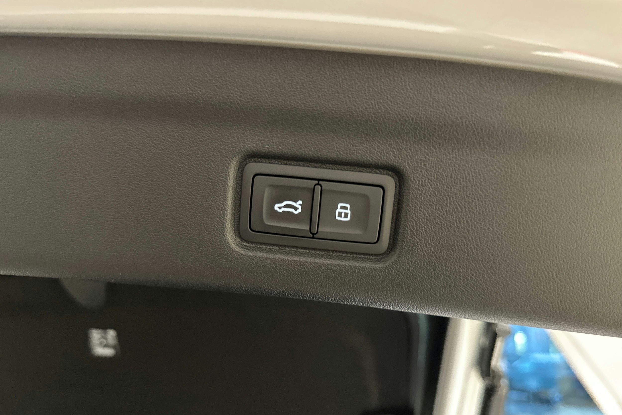 valkoinen Audi Q6 e-tron 2025 kuva 16.