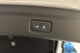 valkoinen Audi Q6 e-tron 2025 kuva 16.