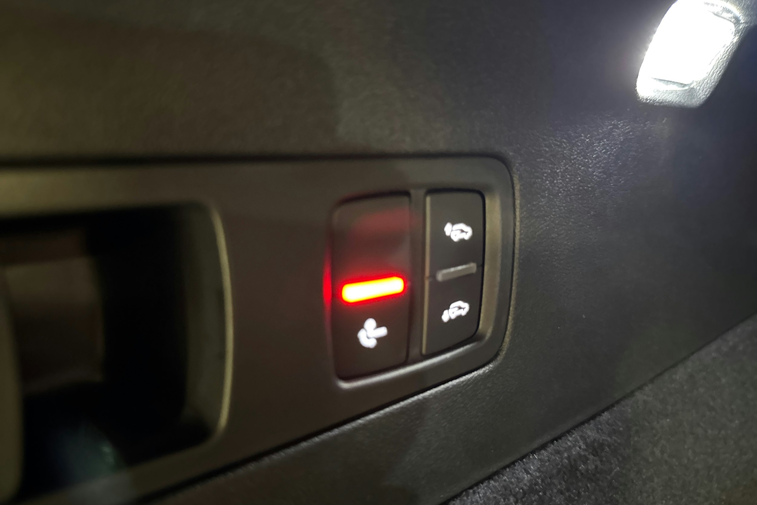 valkoinen Audi Q6 e-tron 2025 kuva 17.